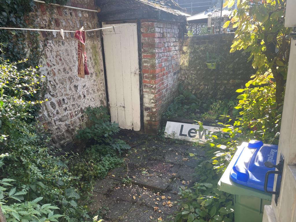 Lot: 11 - CHARACTER COTTAGE IN NEED OF IMPROVEMENT - Walled patio garden with brick shed